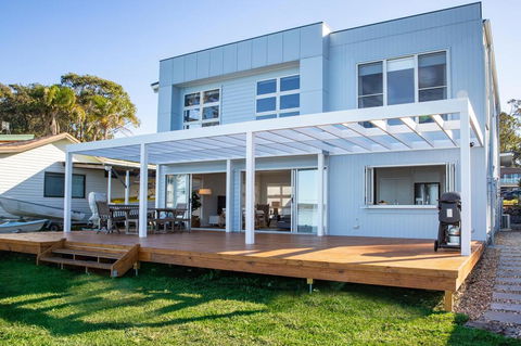 Tranquility Absolute Waterfront - Pet Friendly - 10 Mins To Hyams Beach - Sunshine Coast Tourism 1