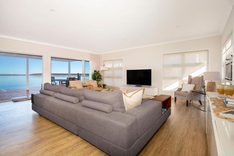 Tranquility Absolute Waterfront - Pet Friendly - 10 Mins To Hyams Beach - Sunshine Coast Tourism 2