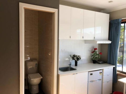 Traveler's Affordable Studio Unit (Beverly Hills) - Holiday Sunshine Coast 0