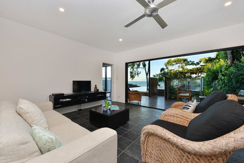 Trinity Beach Hideaway - Holiday Sunshine Coast 1