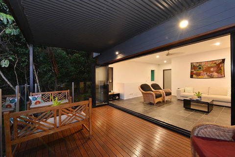 Trinity Beach Hideaway - Holiday Sunshine Coast 2