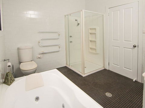 Tuppy's On The Lake - Sunshine Coast Tourism 3