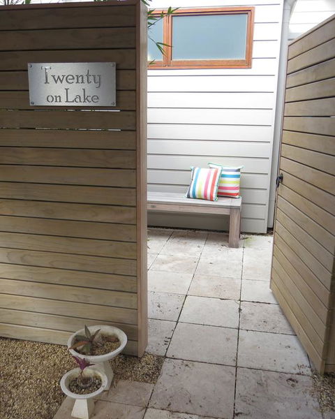 Twenty On Lake - Holiday Sunshine Coast 3