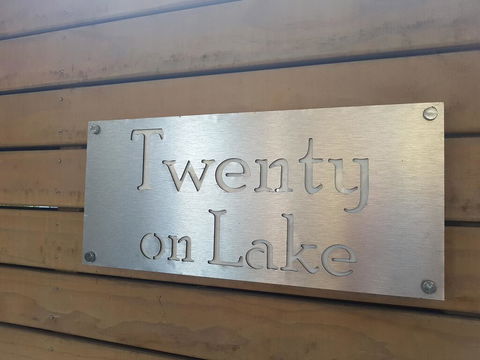 Twenty On Lake - Holiday Sunshine Coast 1