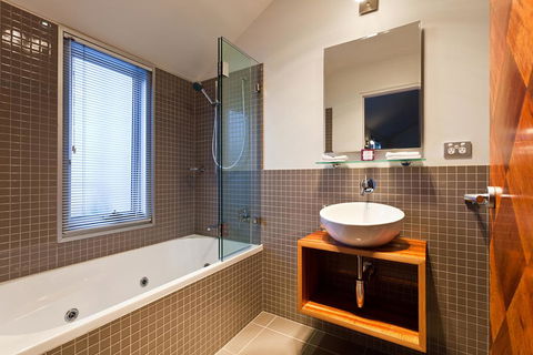 TWOFOURTWO Boutique Apartments - Sunshine Coast Tourism 2