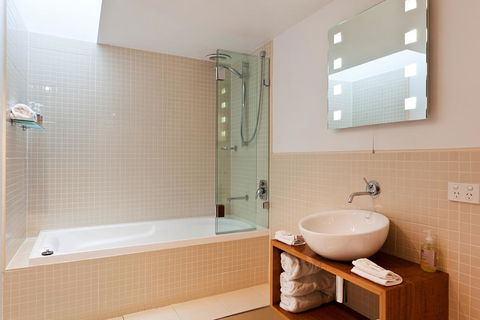 TWOFOURTWO Boutique Apartments - Sunshine Coast Tourism 1