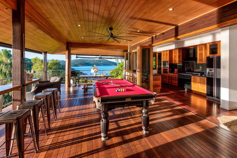 Uisce Luxury Holiday House With Jacuzzi Pool Table Cinema Premium Foxtel And Two Buggies - Holiday Sunshine Coast 3