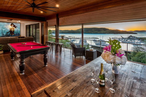 Uisce Luxury Holiday House With Jacuzzi Pool Table Cinema Premium Foxtel And Two Buggies - Holiday Sunshine Coast 2