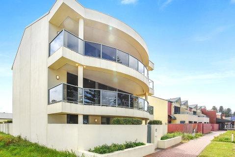 Ultimate Esplanade - 3 Storey Experience - WiFi - Sunshine Coast Tourism 3
