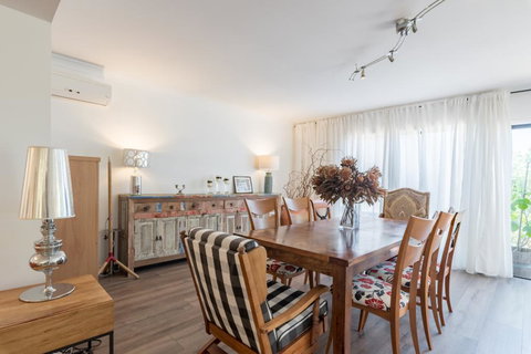 ULTRA SPACIOUS STYLISH HOME IN PRESTONS - SYDNEY - Holiday Sunshine Coast 1