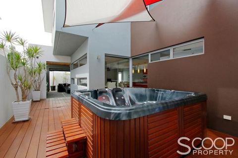 Ultra Stylish Fremantle Area - Sunshine Coast Tourism 0