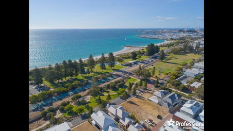 Ultra Stylish Fremantle Area - Sunshine Coast Tourism 1