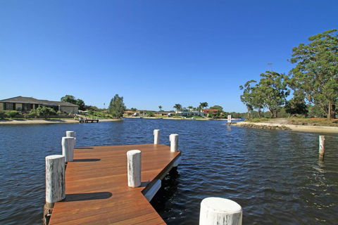 Unbeatable Waterfront Location - Sunshine Coast Tourism 2
