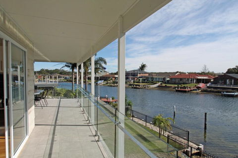 Unbeatable Waterfront Location - Sunshine Coast Tourism 1