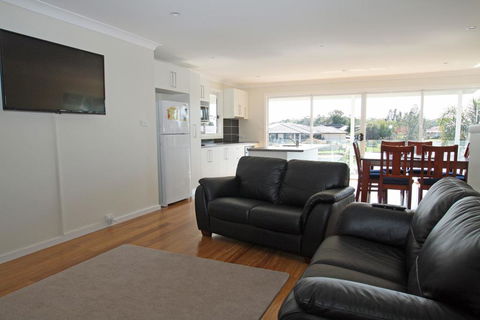 Unbeatable Waterfront Location - Sunshine Coast Tourism 3