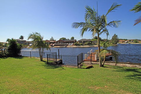 Unbeatable Waterfront Location - Sunshine Coast Tourism 0