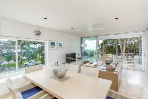 Unit 105 Plantation - Rainbow Beach, Plantation Resort, Second Floor, Aircon, Pool, Spa - Holiday Sunshine Coast 2