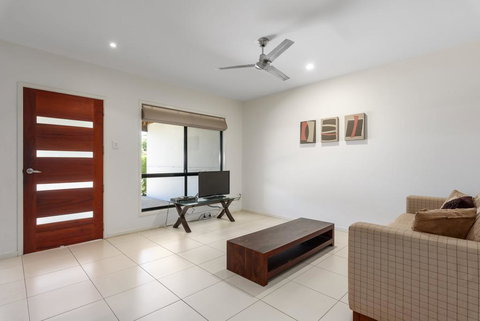 Unit 2 Rainbow Surf - Modern, Double Storey Townhouse With Large Shared Pool, Close To Beach And Shops - Sunshine Coast Tourism 2