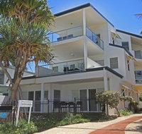 Unit 2 Beach Gallery 9 Andrew Street Point Arkwright 500 BOND LINEN SUPPLIED - Sunshine Coast Tourism