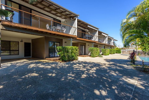 Unit 3 Rainbow Surf - Modern, Double Storey Townhouse With Large Shared Pool, Close To Beach And Shop - Holiday Sunshine Coast 3