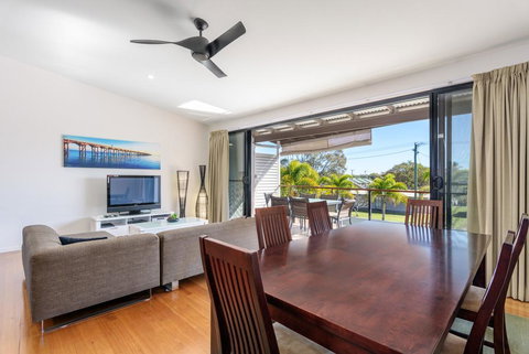 Unit 3 Rainbow Surf - Modern, Double Storey Townhouse With Large Shared Pool, Close To Beach And Shop - Holiday Sunshine Coast 0