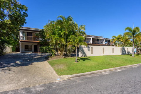 Unit 4 Rainbow Surf - Modern, Double Storey Townhouse With Large Shared Pool, Close To Beach And Shop - Holiday Sunshine Coast 1