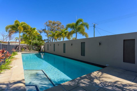 Unit 4 Rainbow Surf - Modern, Double Storey Townhouse With Large Shared Pool, Close To Beach And Shop - Holiday Sunshine Coast 2