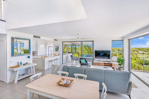 Unit 6 Rainbow Sea - Rainbow Beach, Amazing Ocean Views, Aircon, Wi-Fi, Pool, Walk To Beach - Holiday Sunshine Coast 1