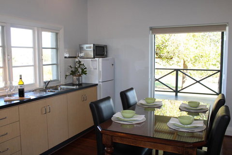 Upper Reach Spa Cottage - Sunshine Coast Tourism 3