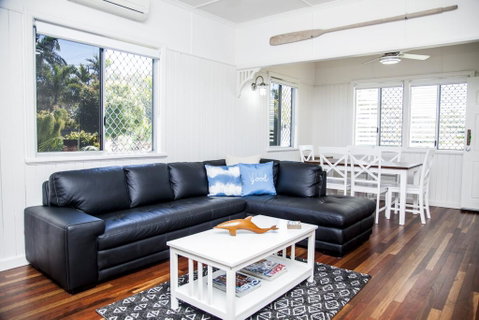 Urangan Harbour Cottage - Sunshine Coast Tourism 0