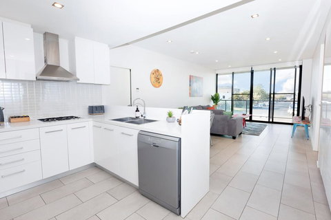 Urban Jungle! Executive Apartment In Heart Of CBD - Sunshine Coast Tourism 3
