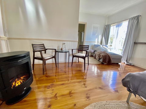 Valley Abode Large Studio Suite -private Ensuite - Sunshine Coast Tourism 3