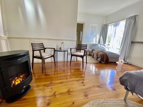 Valley Abode Large Studio Suite -private Ensuite - Sunshine Coast Tourism 1