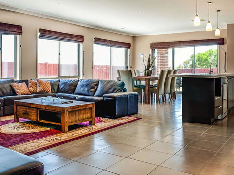 Valencia - Sunshine Coast Tourism 0