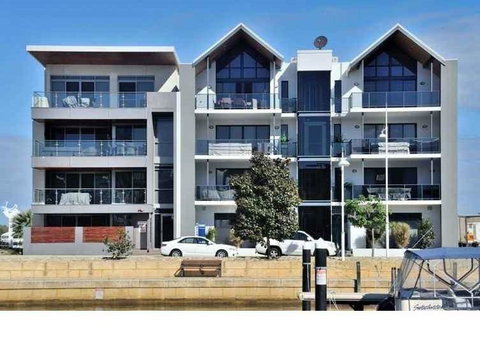 Venetian Canal 1 Bedroom Apartment - Sunshine Coast Tourism 0