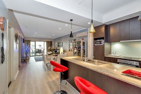 Venetian Canal Apartment-Close To Beaches And Marina - Holiday Sunshine Coast 0