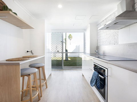 Ventura Beach Motel 2 Bed Poolside - Unit 3 - Sunshine Coast Tourism 2