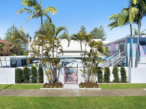 Ventura Beach Motel 2 Bed Poolside - Unit 3 - Sunshine Coast Tourism 3