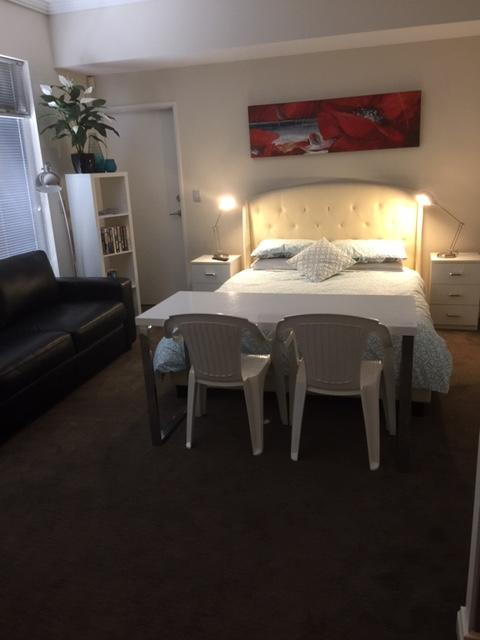 Venetian Canal 1 Bedroom Apartment - Sunshine Coast Tourism 3