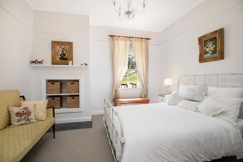Victoria Cottage - Sunshine Coast Tourism 1