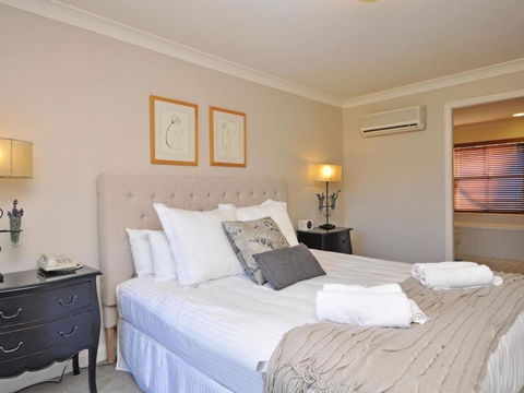Villa 3br Beaujolais Luxe + Style Resort Condo Located Within Cypress Lakes Resort (nothing Is More Central) - Holiday Sunshine Coast 3