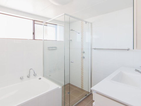 Villa Capri 3, Just A Hop, Skip And Jump To Bowling Club - Holiday Sunshine Coast 1