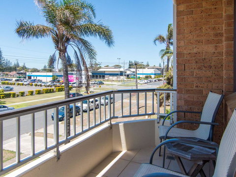 Villa Capri 3, Just A Hop, Skip And Jump To Bowling Club - Holiday Sunshine Coast 3