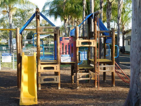 Villa Holiday Park - Sunshine Coast Tourism 1