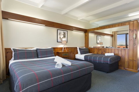 Village Family Motor Inn - Sunshine Coast Tourism 3