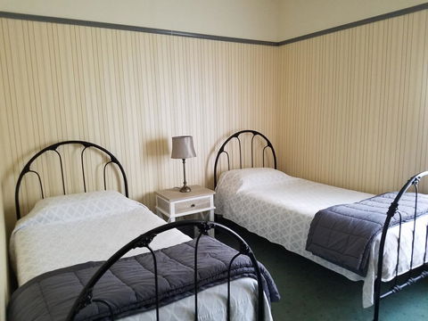 Wagga Wagga Country Cottages - Holiday Sunshine Coast 3