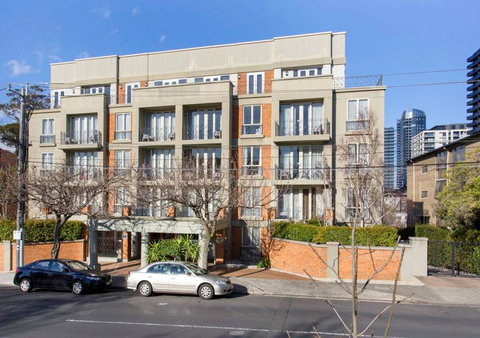 Walk To The MCG, The Tan, Botanic Gardens & Train - Holiday Sunshine Coast 0