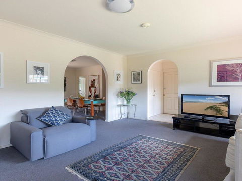 Walling-Clifton Gardens - Backing Onto Golf Course - Sunshine Coast Tourism 2