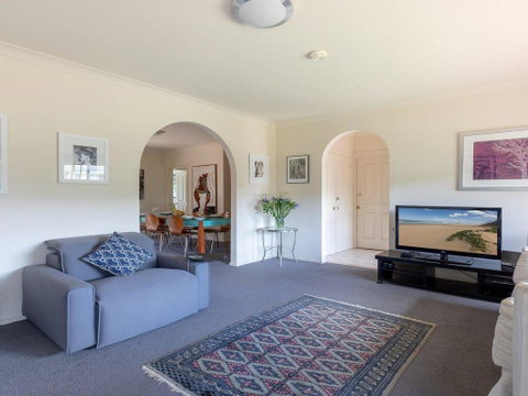 Walling-Clifton Gardens - Backing Onto Golf Course - Sunshine Coast Tourism 2