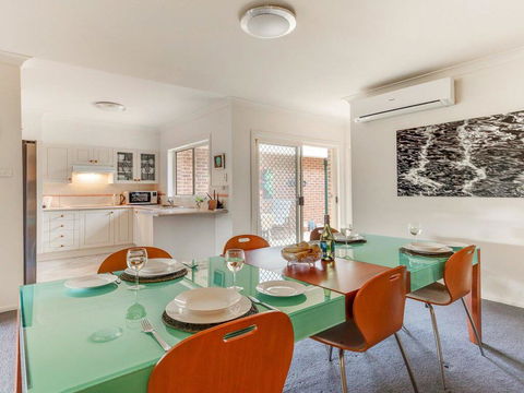 Walling-Clifton Gardens - Backing Onto Golf Course - Sunshine Coast Tourism 3
